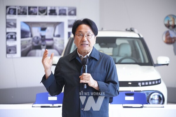 강기정 광주광역시장이 28일 오전 광주글로벌모터스(GGM) 캐스퍼홍보관에서 시 산하 공공기관장들과 ‘캐스퍼 전기차(EV) 우선 구매를 위한 상생협약식’에 앞서 인사말을 하고 있다./광주광역시 제공