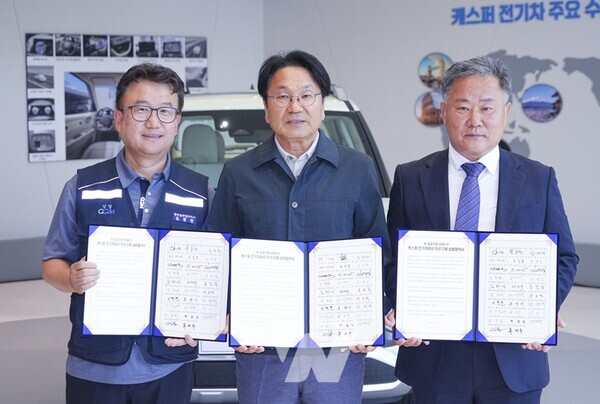 강기정 광주광역시장이 28일 오전 광주글로벌모터스(GGM)를 방문해 시 산하 공공기관장들과 캐스퍼 전기차(EV)에 탑재되는 배터리 특·장점에 대한 설명을 듣고 있다./광주광역시 제공강기정 광주광역시장이 28일 오전 광주글로벌모터스(GGM)를 방문해 시 산하 공공기관장들과 캐스퍼 전기차(EV) 생산라인을 살펴보고 있다./광주광역시 제공6.강기정 광주광역시장, 캐스퍼 전기차(EV) 상생협약강기정 광주광역시장이 28일 오전 광주글로벌모터스(GGM) 캐스퍼홍보관에서 시 산하 공공기관장들과 ‘캐스퍼 전기차(EV) 우선 구매를 위한 상생협약식’에 앞서 인사말을 하고 있다./광주광역시 제공강기정 광주광역시장이 28일 오전 광주글로벌모터스(GGM) 캐스퍼홍보관에서 시 산하 공공기관장들과 ‘캐스퍼 전기차(EV) 우선 구매를 위한 상생협약’을 체결하고 있다. 왼쪽부터 윤몽현 광주글로벌모터스 대표, 강기정 광주시장, 김성진 광주그린카진흥원장./광주광역시 제공강기정 광주광역시장이 28일 오전 광주글로벌모터스(GGM) 캐스퍼홍보관에서 시 산하 공공기관장들과 ‘캐스퍼 전기차(EV) 우선 구매를 위한 상생협약’을 체결하고 있다./광주광역시 제공