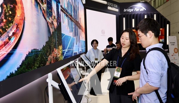 KEET 2024 전시회에서 한전KDN 부스를 찾은 관람객에게 솔루션을 소개하고 있다