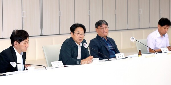 강기정 광주광역시장이 28일 오후 시청 3층 중회의실에서 열린 ‘상권영향평가 연구용역 착수 보고회’에 참석해 보고를 받고 있다. / 광주광역시 제공