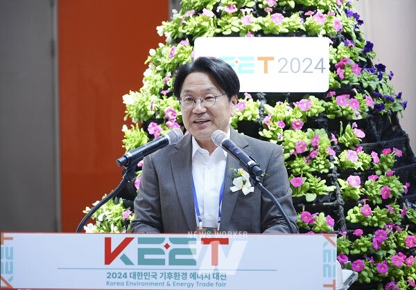 강기정 광주광역시장이 28일 오후 서구 김대중컨벤션센터에서 열린 ‘2024 대한민국 기후환경에너지대전(KEET 2024)’ 개막식에 참석해 환영사를 하고 있다./광주광역시 제공