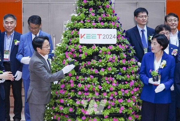 강기정 광주광역시장이 28일 오후 서구 김대중컨벤션센터에서 열린 ‘2024 대한민국 기후환경에너지대전(KEET 2024)’ 개막식에 참석해 친환경 초화꽂기를 하고 있다./광주광역시 제공