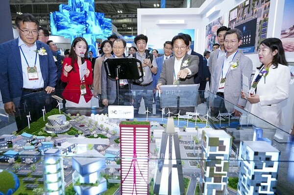 강기정 광주광역시장이 28일 오후 서구 김대중컨벤션센터에서 열린 ‘2024 대한민국 기후환경에너지대전(KEET 2024)’ 개막식에 참석해 한전 전시장에서 에너지 신시대 직류(DC)의 미래 ’DC Town‘ 모형을 살펴보고 있다./광주광역시 제공