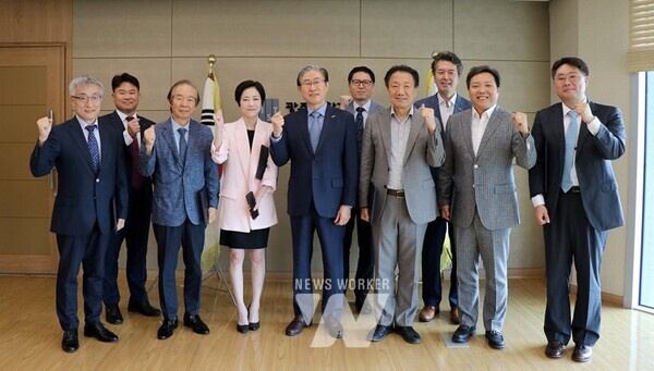 26일(월) GIST AI정책전략대학원이 특임교수 6명을 임명하고 참석자들이 기념사진 촬영을 하고 있다. (왼쪽부터) 이승유 KDI국제정책대학원 겸임연구위원, 김준하 AI정책전략대학원장, 곽재원 아주경제 논설위원장, 박지혜 ㈜가치창조제이 대표, 임기철 총장, 김상돈 교학부총장, 송인규 인큐택㈜ 대표, 정용화 대외부총장, 조성범 ㈜테크레디 CSO, 안석현 ㈜오아시스스튜디오 COO