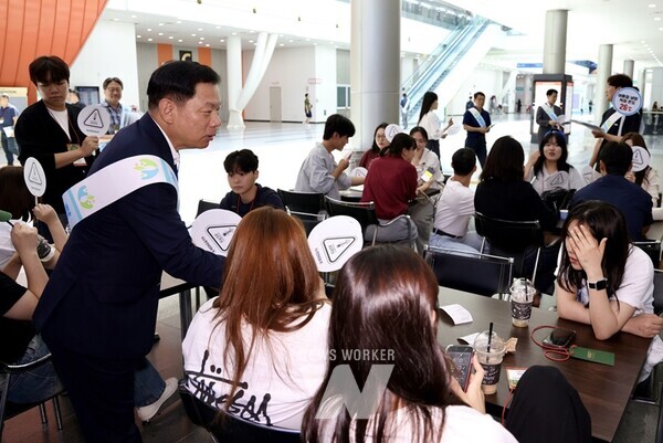 에너지 보안을 위한 에너지 절약 손부채를 나눠주고 있다