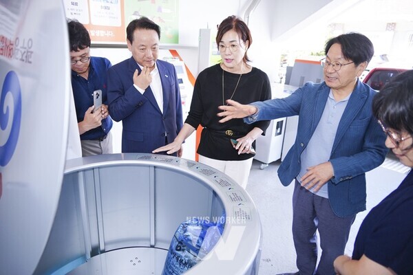 강기정 광주광역시장이 29일 오전 동구 친환경자원순환센터에서 열린 ‘재활용 업(UP), 쓰레기 다운(DOWN) 위한 찾아가는 간담회’에 참석해 스마트 쓰레기 배출함을 살펴보고 있다./광주광역시 제공