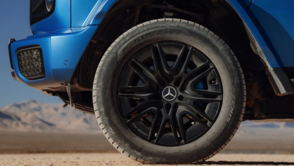 파란색 캘리퍼 도장이 검은색 휠과 강렬하게 대비된다. [사진=메르세데스 벤츠]