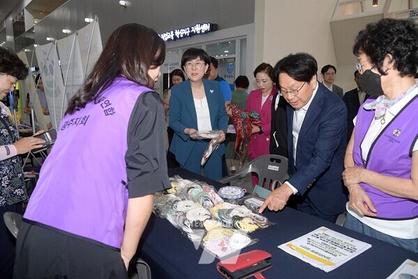 강기정 광주광역시장이 30일 오후 시청 시민홀에서 열린 양성평등주간 기념행사에 참석해 참석자들과 함께 행사장 라운딩을 하고 있다. /광주광역시 제공