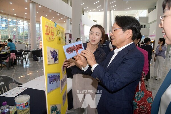 강기정 광주광역시장이 30일 오후 시청 시민홀에서 열린 양성평등주간 기념행사에 참석해 참석자들과 함께 행사장 라운딩을 하고 있다. /광주광역시 제공