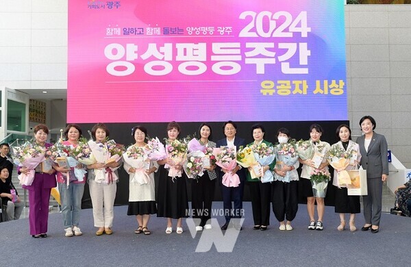 강기정 광주광역시장이 30일 오후 시청 시민홀에서 열린 양성평등주간 기념행사에 참석하여 유공자 시상을 한 후 수상자들과 함께 기념촬영을 하고 있다. /광주광역시 제공