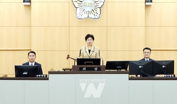 백인숙 여수시의회 의장(본회의장)