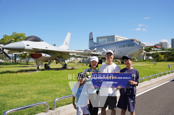 항공우주박물관 관람객 500만 번째 방문한 정준원씨와 가족들이 기념사진을 촬영하고 있다.