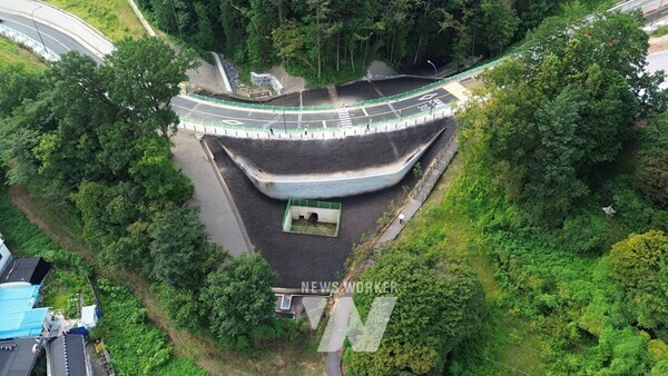 광주시 동구(청장 임택)는 지난해 지반 침하로 통행을 잠정 금지했던 ‘지산 IC 진출로~조선대학교 사범대학 우회도로’를 오는 4일 재개통한다