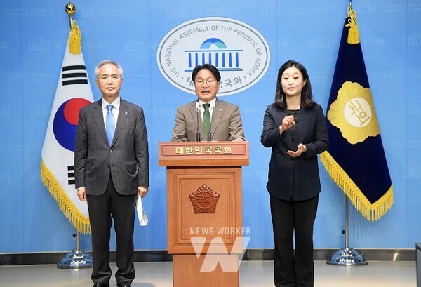 강기정 광주광역시장이 2일 오전 국회 소통관 기자회견장에서 국회, 광주의 날 관련 미디어 타임(기자회견)을 하고 있다. /광주광역시 제공