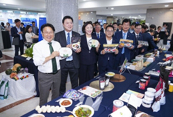 강기정 광주광역시장이 2일 오전 서울 국회의원회관에서 열린 '광주의 날' 개막식에 참석해 내빈들과 정책전시 홍보관을 둘러보고 있다
