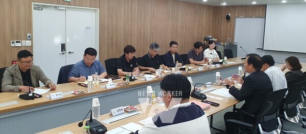 전라남도는 급변하는 자동차 산업 환경에 대응해 부품 생산기업의 향후 발전 방향을 모색하기 위해 지난달 30일 고성능 자동차 핵심기술센터에서 도내 자동차 부품 유치기업 간담회를 개최했다.