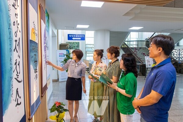 지난달 28~30일, 광양시청에서 광양제철소 캘리그라피 재능봉사단의 작품 전시회가 열렸다.