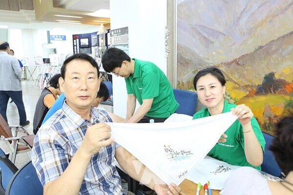 지난 30일, 광양시청에서 열린 광양제철소 캘리그라피 재능봉사단의 작품 전시회에서 한 시민이 캘리그라피 체험활동을 진행하고 있다