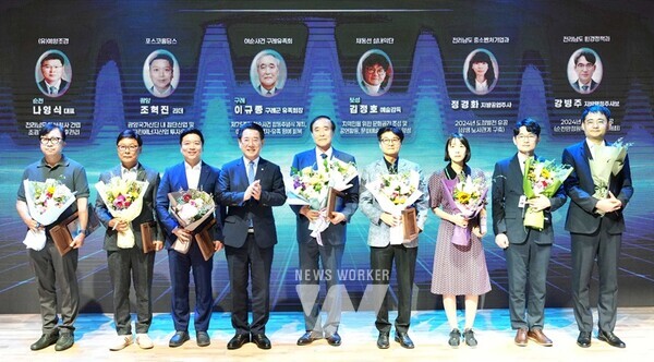 김영록 전라남도지사가 2일 전남동부청사 이순신강당에서 열린 전남도 동부청사 개청 1주년 기념식에서 도정 발전 유공자들에게 시상을 하고 기념촬영을 하고 있다.