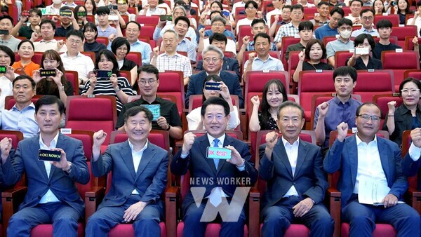 김영록 전라남도지사가 2일 전남동부청사 이순신강당에서 열린 전남도 동부청사 개청 1주년 기념식에서 직원들과 “OK! NOW 전남”을 외치며 기념촬영을 하고 있다.(전남도 동부청사 개청 1주년 기념식 2) 김영록 전라남도지사가 2일 전남동부청사 이순신강당에서 열린 전남도 동부청사 개청 1주년 기념식에서 도정 발전 유공자들에게 시상을 하고 기념촬영을 하고 있다.