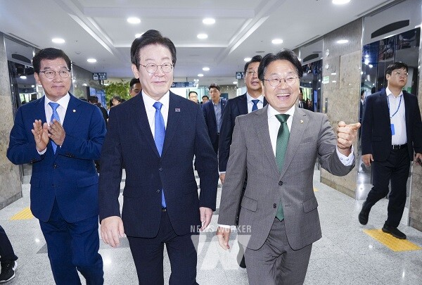 강기정 광주광역시장과 이재명 더불어민주당 대표가 2일 오후 서울 국회의원회관에서 열린 ‘광주의 날’ 개막식에서 정책협약을 체결하기 위해 행사장으로 이동하고 있다./광주광역시 제공