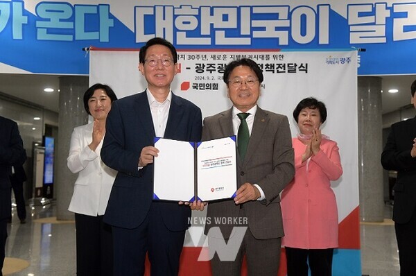 강기정 광주광역시장이 2일 오전 국회의원회관 로비에서 김상훈 국민의힘 정책위의장에게 정책 건의서를 전달한 후 기념촬영을 하고 있다. /광주광역시 제공