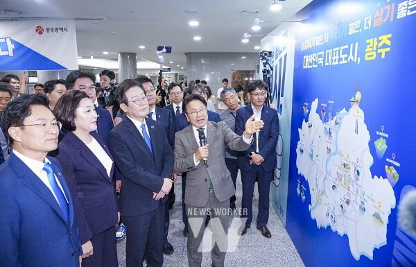 강기정 광주광역시장이 2일 오전 서울 국회의원회관에서 열린 ‘광주의 날’ 개막식에서 이재명 더불어민주당 대표와 정책협약을 체결한 뒤 정책전시·홍보관을 둘러보고 있다./광주광역시 제공