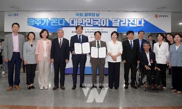 강기정 광주광역시장이 2일 오전 서울 국회의원회관에서 열린 ‘광주의 날’ 개막식에서 조국 조국혁신당 대표와 정책협약을 체결한 뒤 지역 국회의원들과 기념촬영을 하고 있다./광주광역시 제공