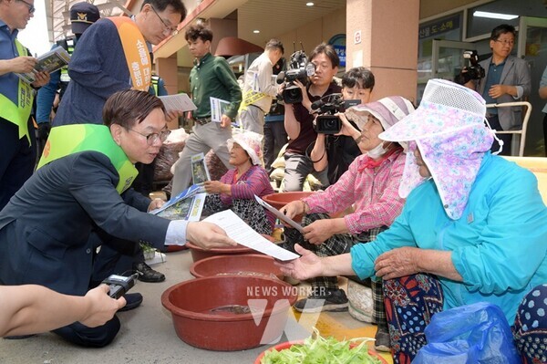 고광완 광주광역시 행정부시장과 공직자들이 지난 5월 24일 오일장이 열리는 무안읍 장터에서 상인들에게 민·군 통합공항 이전 효과 등을 홍보하고 있다. /광주광역시 제공고광완 광주광역시 행정부시장과 공직자들이 지난 5월24일 오일장이 열리는 무안읍 장터에서 민·군 통합공항 이전 효과 등을 홍보한 가운데 한 상인이 홍보물을 읽어보고 있다. /광주광역시 제공광주광역시 공직자들이 지난 5월 24일 무안읍에서 민·군 통합공항 이전 효과 등을 홍보하고 있다. /광주광역시 제공