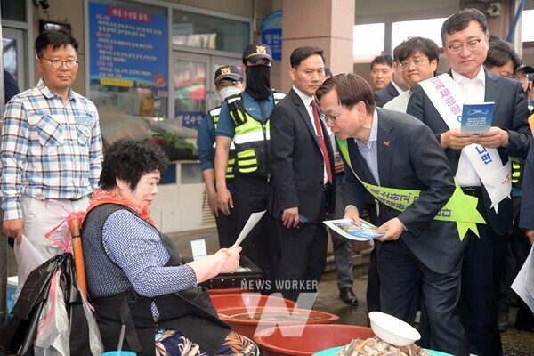 고광완 광주광역시 행정부시장과 공직자들이 지난 5월 24일 오일장이 열리는 무안읍 장터에서 상인들에게 민·군 통합공항 이전 효과 등을 홍보하고 있다. /광주광역시 제공고광완 광주광역시 행정부시장과 공직자들이 지난 5월24일 오일장이 열리는 무안읍 장터에서 민·군 통합공항 이전 효과 등을 홍보한 가운데 한 상인이 홍보물을 읽어보고 있다. /광주광역시 제공광주광역시 공직자들이 지난 5월 24일 무안읍에서 민·군 통합공항 이전 효과 등을 홍보하고 있다. /광주광역시 제공