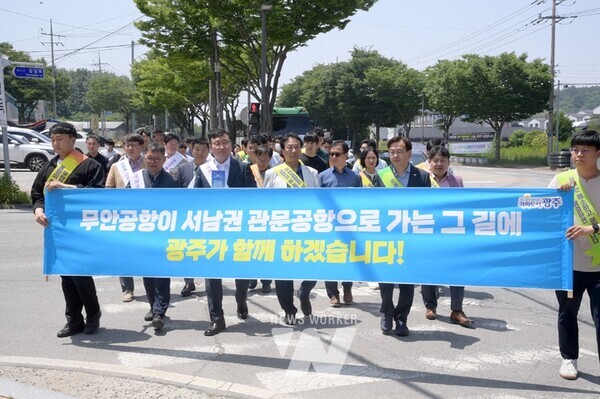 광주광역시 공직자들이 지난 5월 24일 무안읍에서 민·군 통합공항 이전 효과 등을 홍보하고 있다. /광주광역시 제공