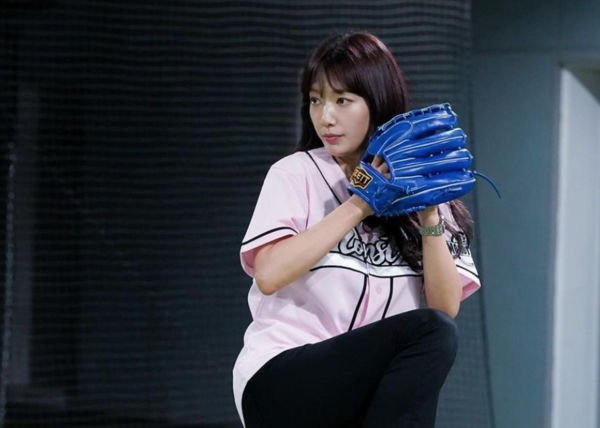 랜디 신혜로 불리는 배우 박신혜. 최근 '최강야구' 시구자로 나섰다. [사진=박신혜 인스타그램]