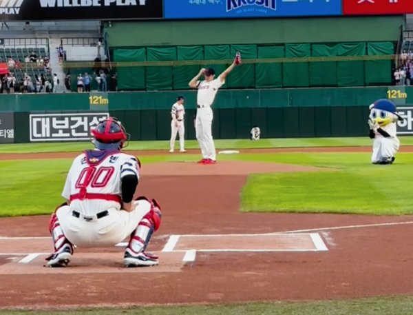 투구판 위에서 춤을 추는 위너 이승훈 [사진=이승훈 인스타그램]