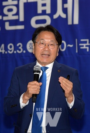 강기정 광주광역시장이 3일 오전 국회의원회관 제1소회의실에서 열린 자동차 부품 재제조 순환경제 기술포럼에 참석해 참석자들과 함께 기념촬영을 한 후 자동차 부품 재제조 순환경제 허브 조성 주제 발표를 하고 있다. /광주광역시 제공