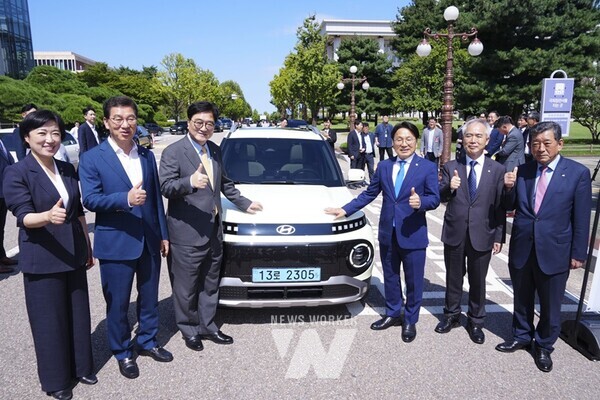 강기정 광주광역시장이 ‘국회, 광주의 날’ 둘째날인 3일 오전 서울 국회의원회관 앞에 마련된 캐스퍼EV 전시장에서 국회 1호 캐스퍼 전기차(EV) 구매에 나선 우원식 국회의장 등 내빈들과 기념촬영을 하고 있다./광주광역시 제공