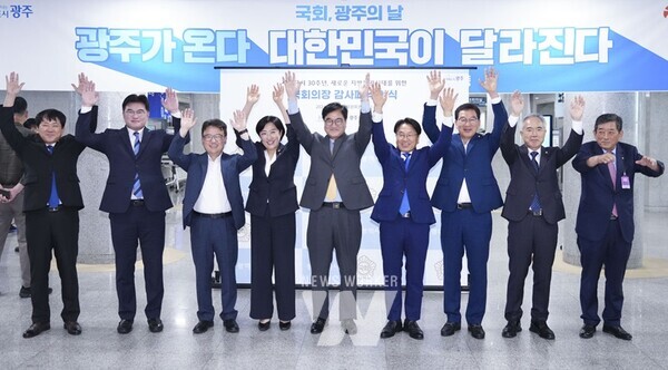 강기정 광주광역시장이 ‘국회, 광주의 날’ 둘째날인 3일 오전 서울 국회의원회관 앞에 마련된 캐스퍼EV 전시장에서 국회 1호 캐스퍼 전기차(EV) 구매에 나선 우원식 국회의장에게 감사패를 전달한 뒤 광주만세를 외치고 있다./광주광역시 제공