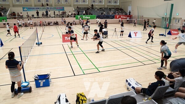 국립목포대학교(송하철 총장)는 지난달 31일(토) 도림캠퍼스 체육관에서 전국 고등학교(사제간‧교원) 및 지역민 배드민턴 대회를 개최했다