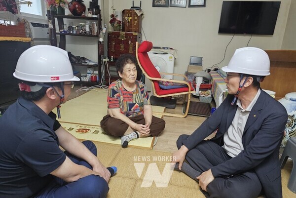 한영배 한국에너지공단 지역에너지복지이사(우측), 유제혁 (사)에너지사랑 회장(좌측)이 가정용 기름보일러 안전 경보장치 보급 시범사업 현장을 둘러보고 애로사항을 청취하고 있다.