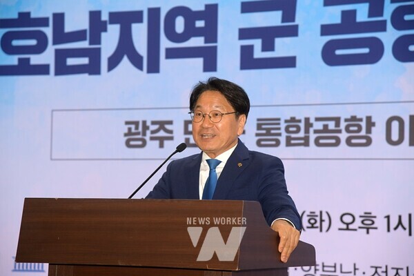 강기정 광주광역시장이 3일 오후 국회의원회관 제1소회의실에서 열린 영호남 지역 군 공항 이전의 한계와 대책 토론회에 참석하여 참석자들과 함께 기념촬영을 한 후 환영사를 하고 있다. /광주광역시 제공