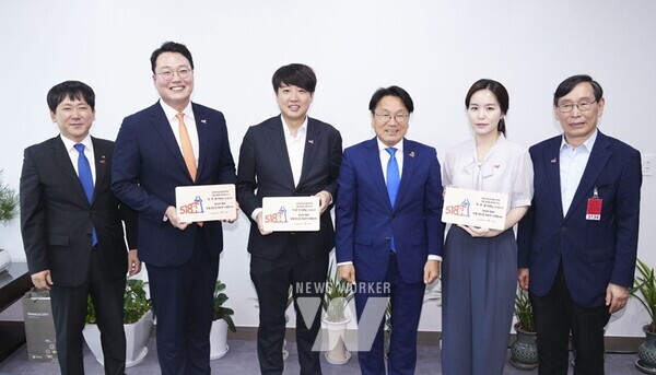 강기정 광주광역시장이 ‘국회, 광주의 날’ 둘째날인 3일 오후 서울 국회의원회관에서 개혁신당 천하람·이준석·이주영 의원에게 지난 5월 국립5·18민주묘지를 찾아 국화 1천송이 헌화·참배 봉사에 대한 감사 의미를 담아 5·18현판을 전달하고 있다. 왼쪽부터 이상갑 광주시 문화경제부시장, 천하람 의원, 이준석 의원 강기정 광주시장, 이주영 의원, 박용수 광주시 민주인권평화국장./광주광역시 제공