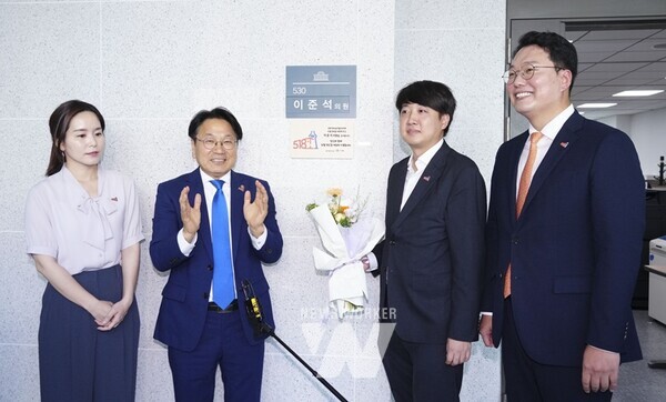 강기정 광주광역시장이 ‘국회, 광주의 날’ 둘째날인 3일 오후 서울 국회의원회관 개혁신당 이준석 의원실을 방문해 지난 5월 국립5·18민주묘지를 찾아 국화 1천송이 헌화·참배 봉사에 대한 감사 의미를 담아 5·18현판을 부착한 뒤 현판 내용을 소개하고 있다./광주광역시 제공