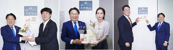 강기정 광주광역시장이 ‘국회, 광주의 날’ 둘째날인 3일 오후 서울 국회의원회관 개혁신당 이준석·이주영·천하람 의원실을 방문해 지난 5월 국립5·18민주묘지를 찾아 국화 1천송이 헌화·참배 봉사에 대한 감사 의미를 담아 5·18현판을 부착하고 있다./광주광역시 제공