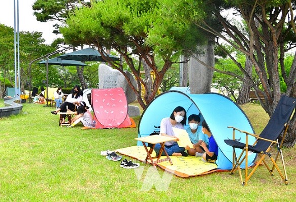 장성군립중앙도서관 잔디밭에서 북 캠핑을 즐기는 가족들