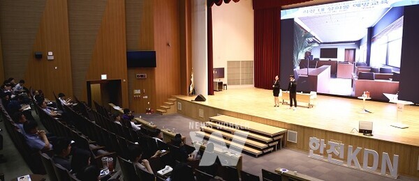 한전KDN 임직원 행동강령 교육 중 성희롱 예방 연극을 관람하고 있다