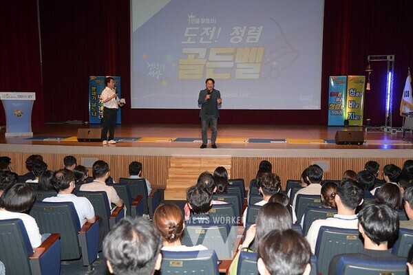 강기정 광주광역시장이 4일 오후 시청 대회의실에서 열린 ‘도전 청렴골든벨을 울려라!’ 청렴퀴즈 대회에 참석하여 인사말을 하고 있다. /광주광역시 제공