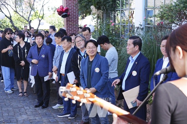 강기정 광주광역시장이 4일 오후 남구 양림동 10년후 그라운드 가든에서 열린 '2024 양림골목비엔날레 개막잔치'에 참석해 식전공연을 관람하고 있다./광주광역시 제공