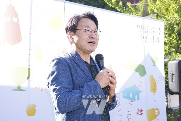 강기정 광주광역시장이 4일 오후 남구 양림동 10년후 그라운드 가든에서 열린 '2024 양림골목비엔날레 개막잔치'에 참석해 인사말을 하고 있다./광주광역시 제공