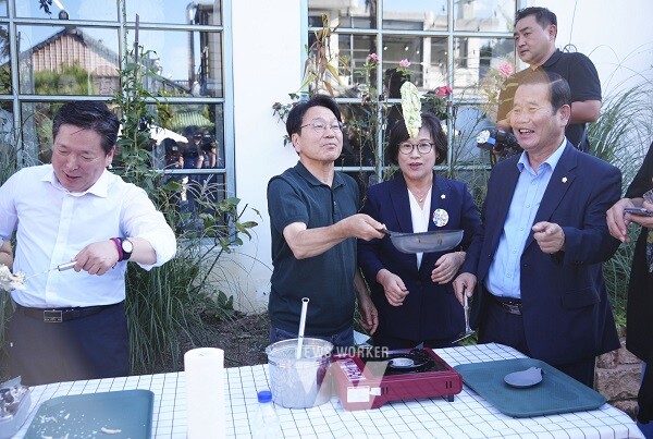 강기정 광주광역시장이 4일 오후 남구 양림동 10년후 그라운드 가든에서 열린 '2024 양림골목비엔날레 개막잔치'에 참석해 전 부침 세리머니를 하고 있다./광주광역시 제공