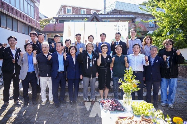 강기정 광주광역시장이 4일 오후 남구 양림동 10년후 그라운드 가든에서 열린 '2024 양림골목비엔날레 개막잔치'에 참석해 김병내 남구청장 등 내빈들과 기념촬영을 하고 있다./광주광역시 제공