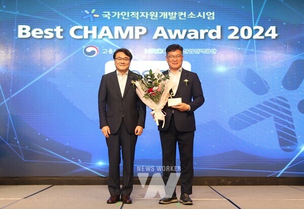 포스코가 9월 4일 열린 우수공동훈련센터 시상식에서 성과평가 우수기관상과 자율공동훈련센터 선정패를 받았다. 사진 왼쪽부터 한국산업인력공단 이우영 이사장, 포스코 양병호 경영지원본부장